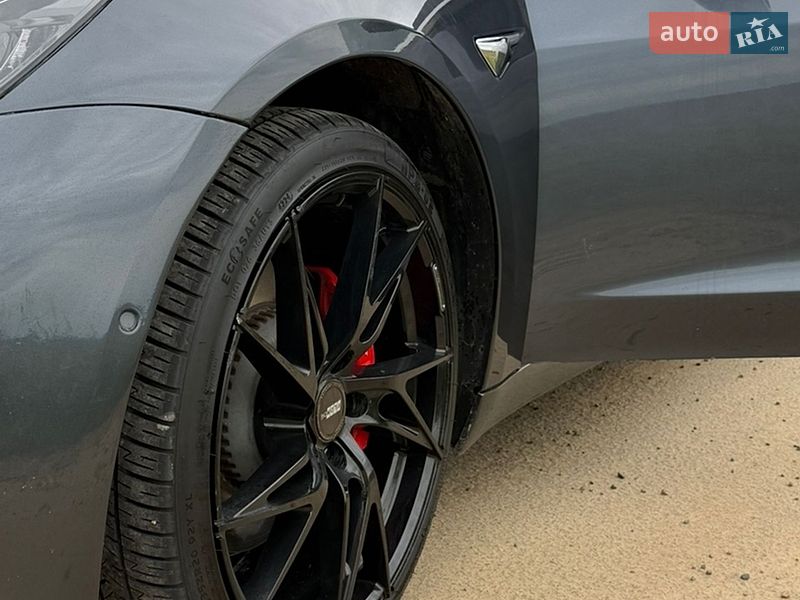 Седан Tesla Model 3 2019 в Черновцах