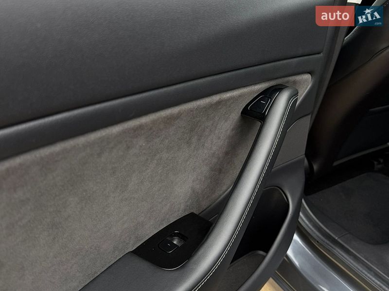 Седан Tesla Model 3 2019 в Черновцах