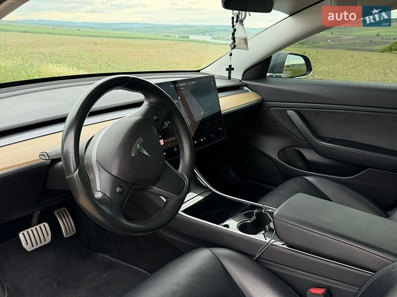 Седан Tesla Model 3 2019 в Черновцах