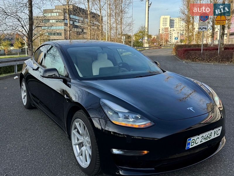 Седан Tesla Model 3 2021 в Львове