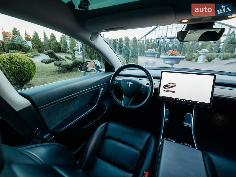 Седан Tesla Model 3 2018 в Стрию