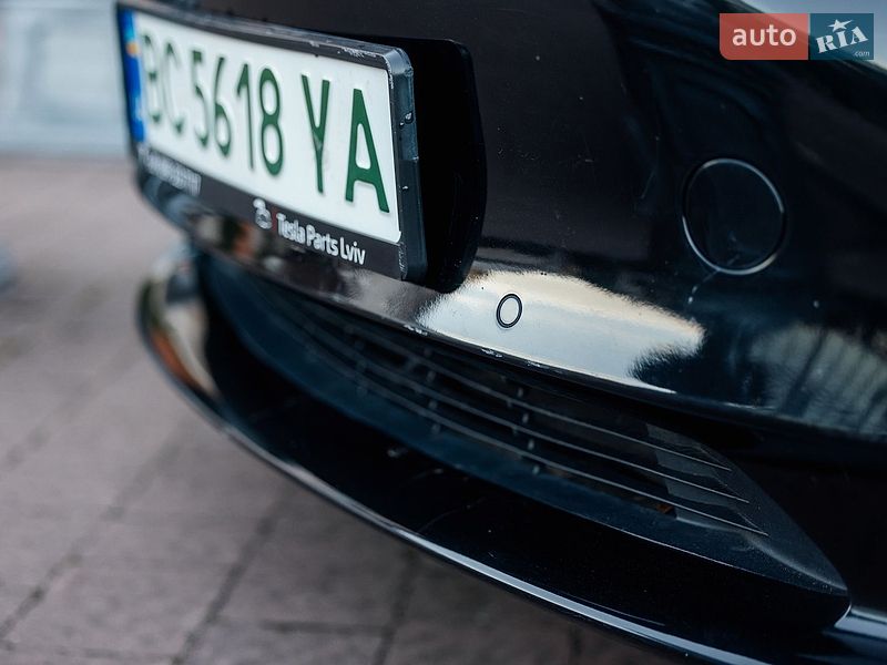 Седан Tesla Model 3 2018 в Стрию