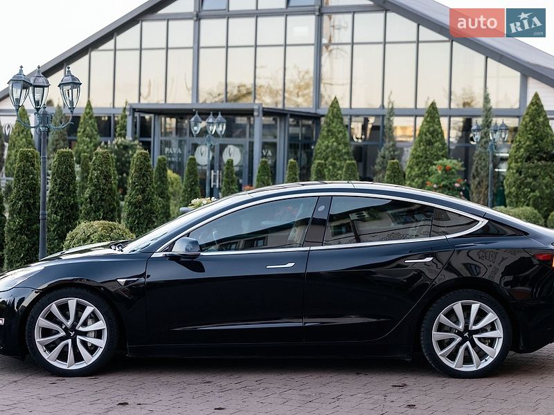 Седан Tesla Model 3 2018 в Стрию