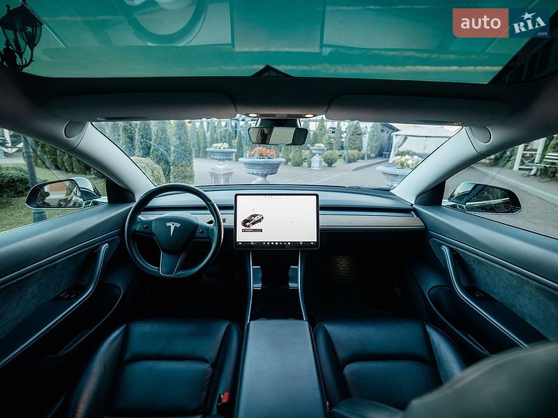 Седан Tesla Model 3 2018 в Стрию