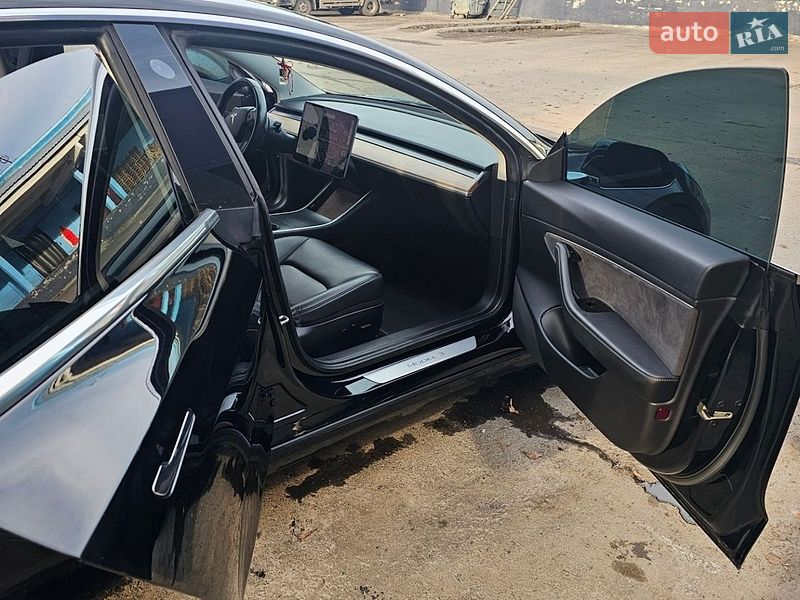 Седан Tesla Model 3 2019 в Ровно