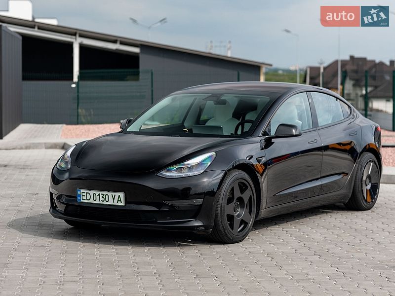 Седан Tesla Model 3 2018 в Львове