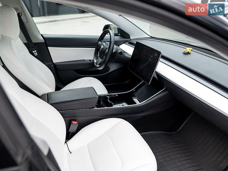 Седан Tesla Model 3 2018 в Львове