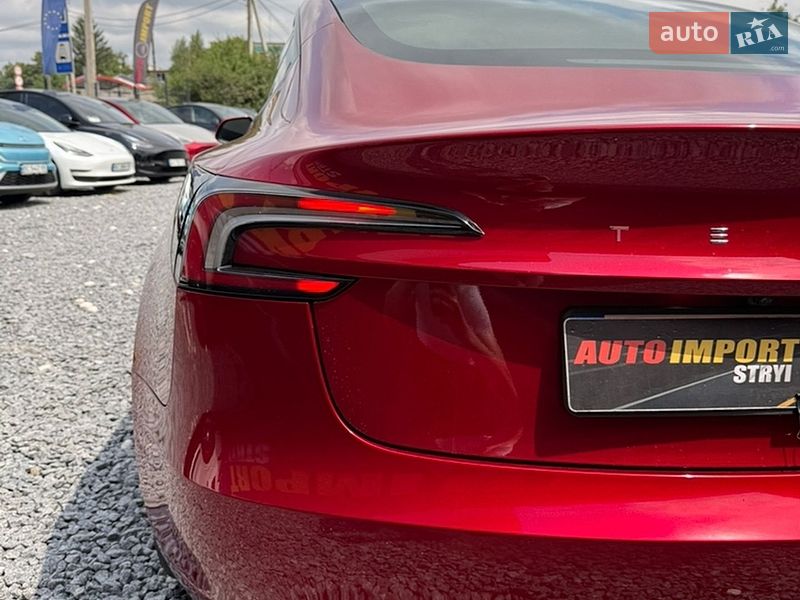 Седан Tesla Model 3 2024 в Стрию