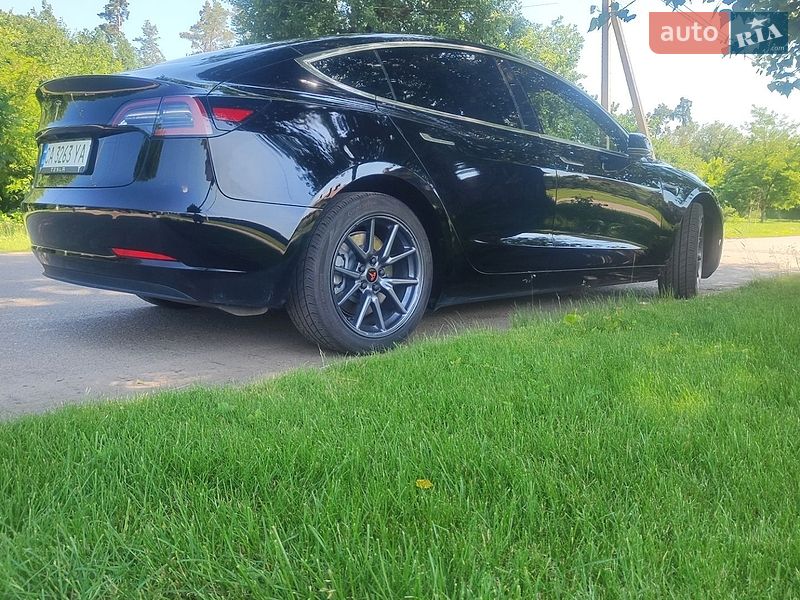 Седан Tesla Model 3 2019 в Черкассах