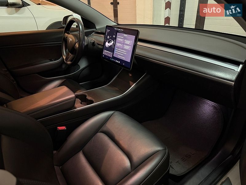Седан Tesla Model 3 2019 в Луцке