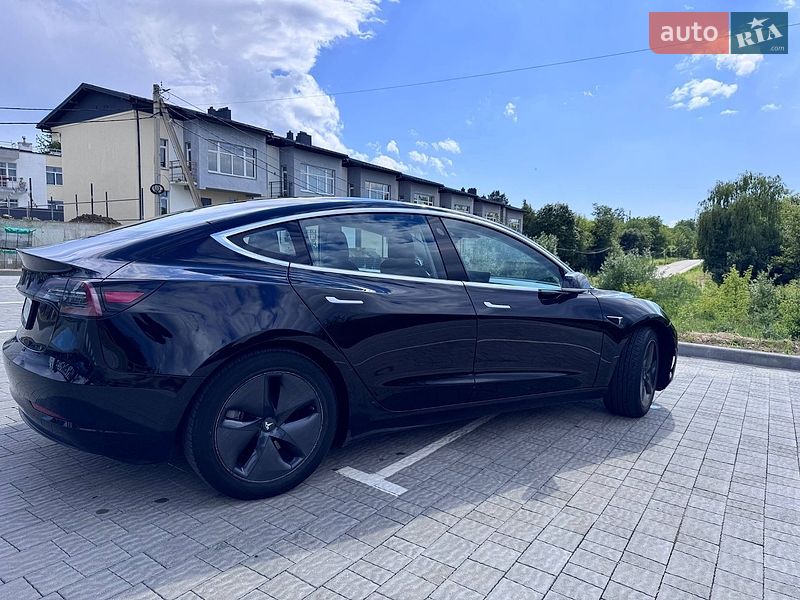 Седан Tesla Model 3 2018 в Львові