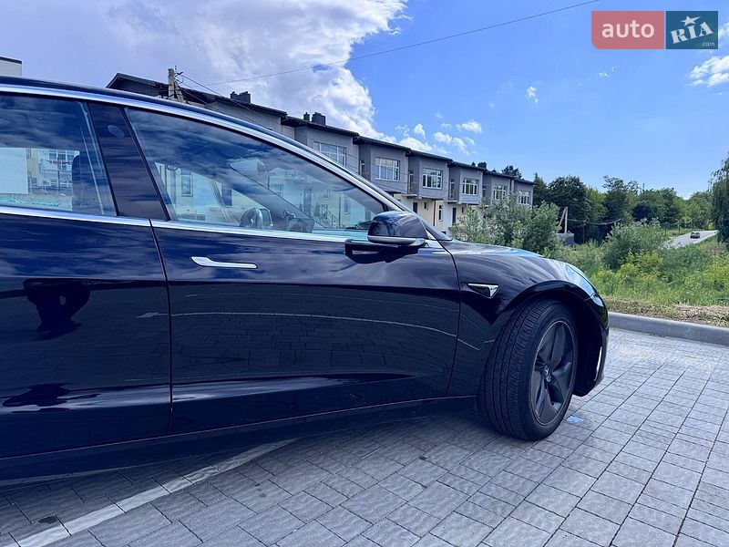 Седан Tesla Model 3 2018 в Львові