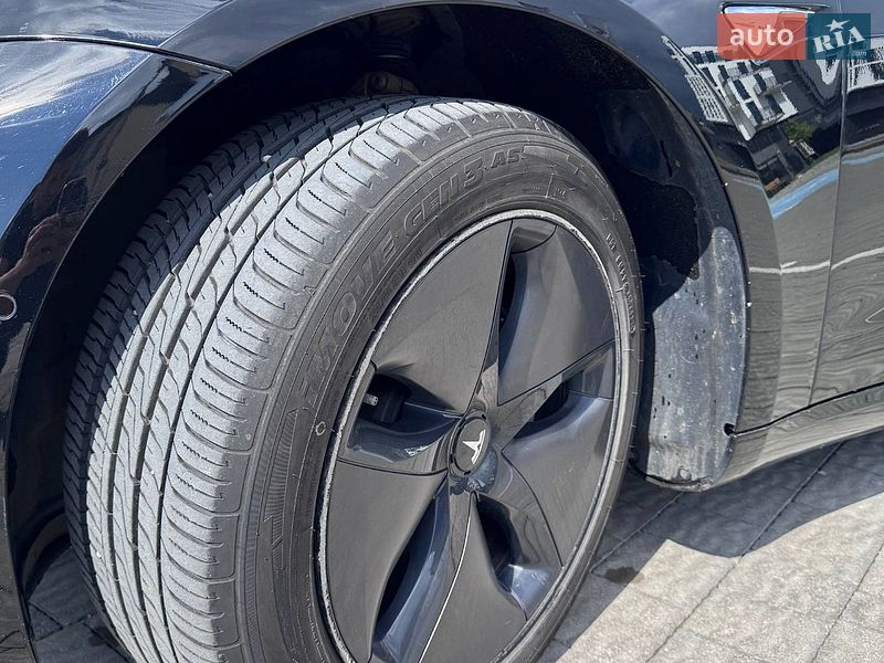 Седан Tesla Model 3 2018 в Львові