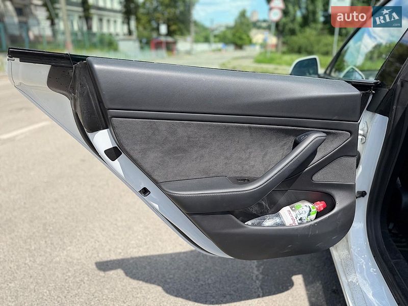 Седан Tesla Model 3 2021 в Києві