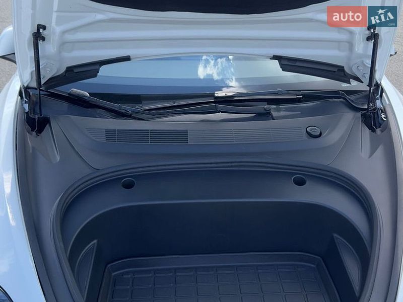 Седан Tesla Model 3 2023 в Броварах