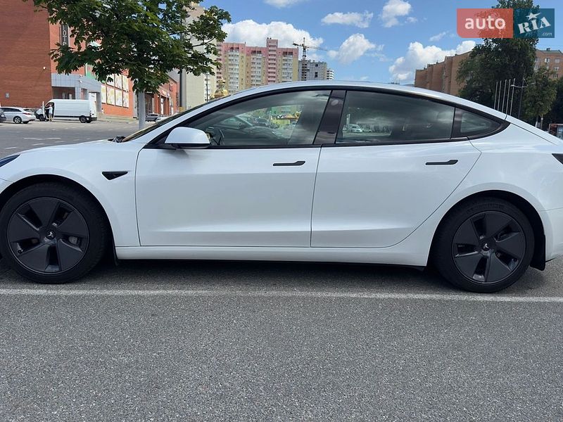 Седан Tesla Model 3 2023 в Броварах