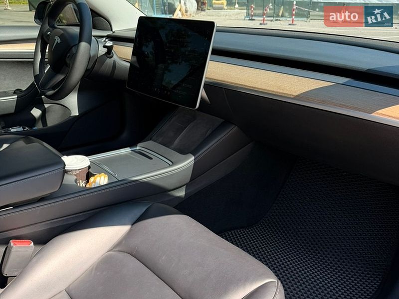Седан Tesla Model 3 2021 в Днепре