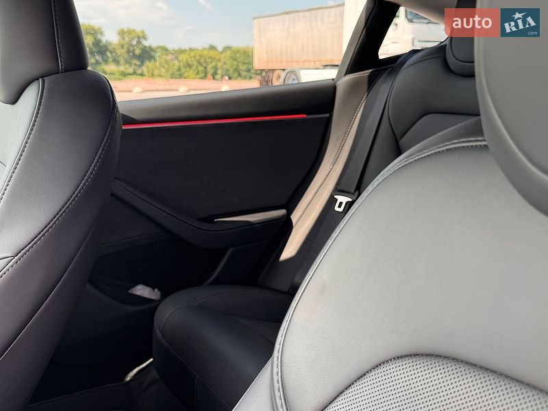 Седан Tesla Model 3 2024 в Гайсине