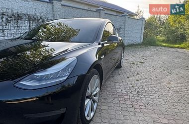 Седан Tesla Model 3 2018 в Долині