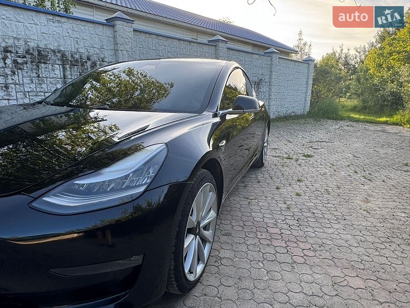 Седан Tesla Model 3 2018 в Долині