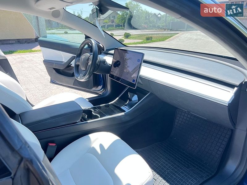 Седан Tesla Model 3 2018 в Львове
