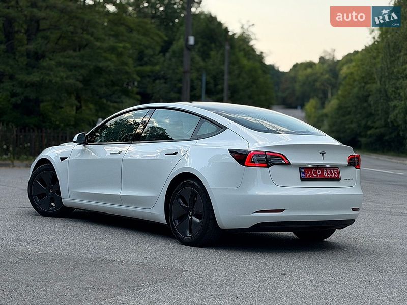 Седан Tesla Model 3 2023 в Трускавці