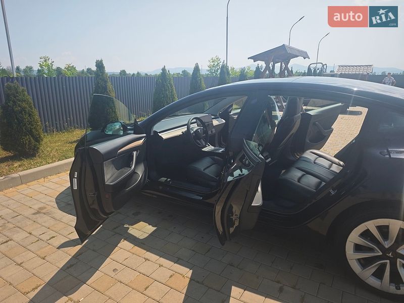 Седан Tesla Model 3 2022 в Ужгороді