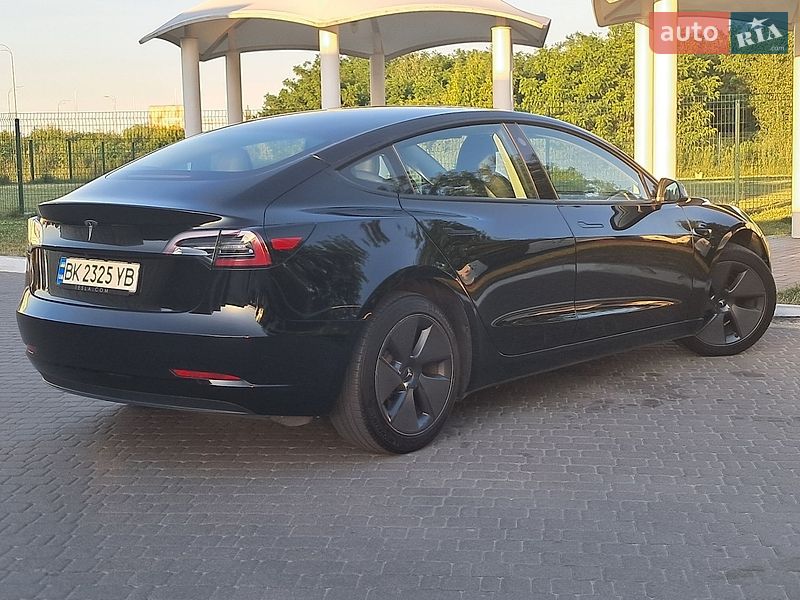 Седан Tesla Model 3 2023 в Ровно