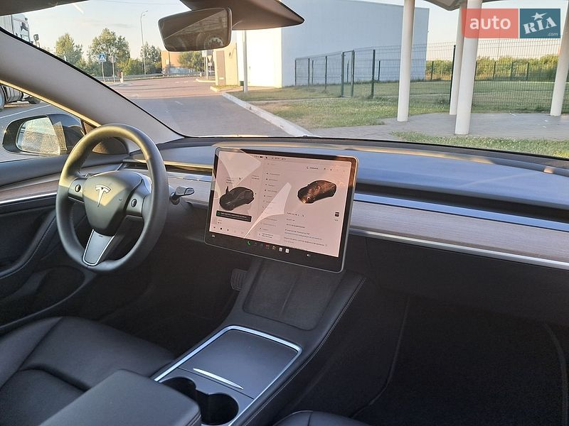 Седан Tesla Model 3 2023 в Ровно