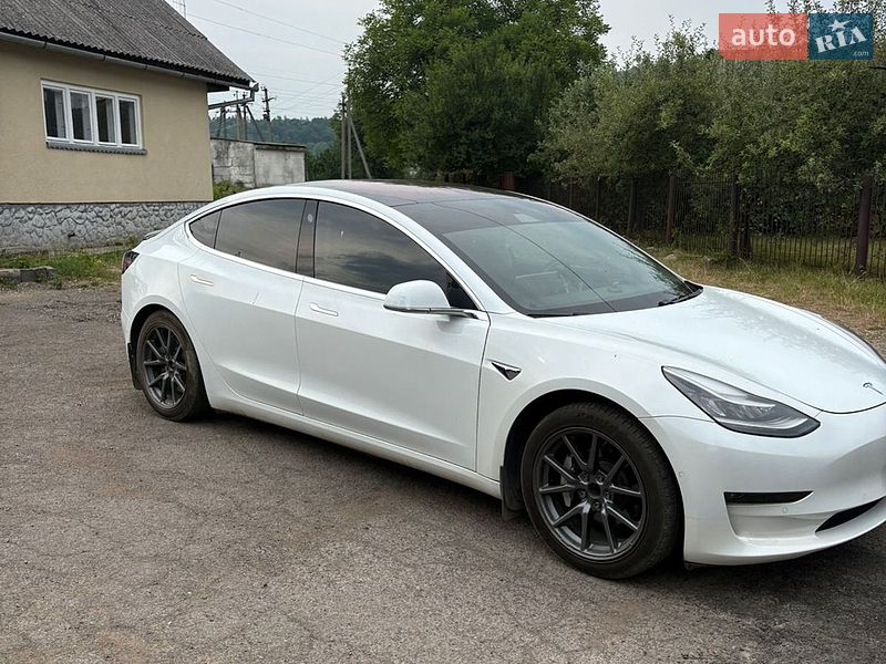 Седан Tesla Model 3 2018 в Сваляве