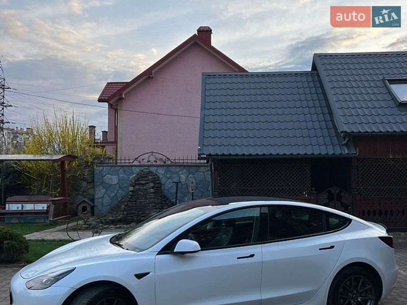 Седан Tesla Model 3 2023 в Івано-Франківську