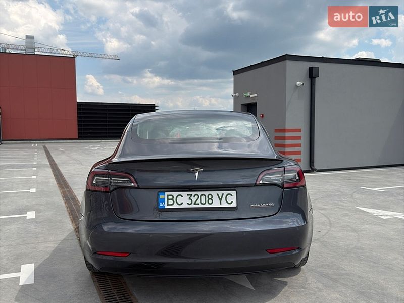 Седан Tesla Model 3 2019 в Львове