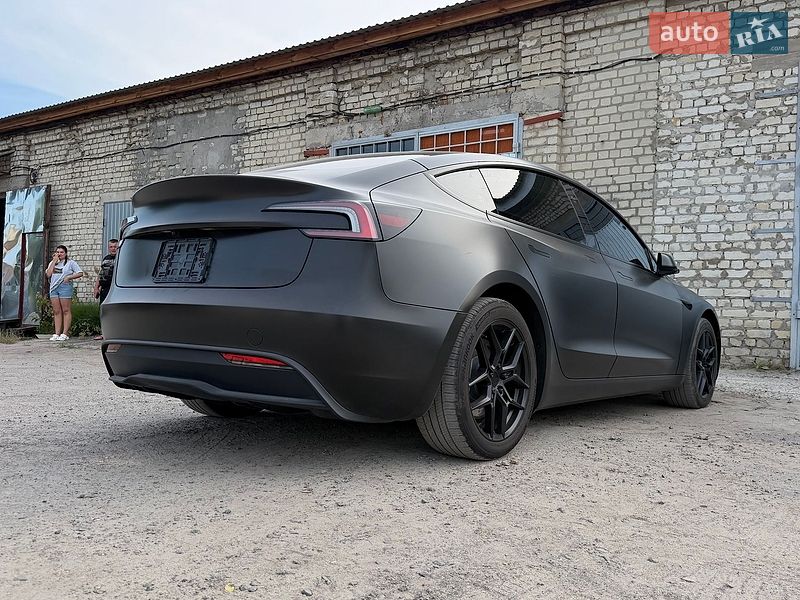 Седан Tesla Model 3 2025 в Сарнах