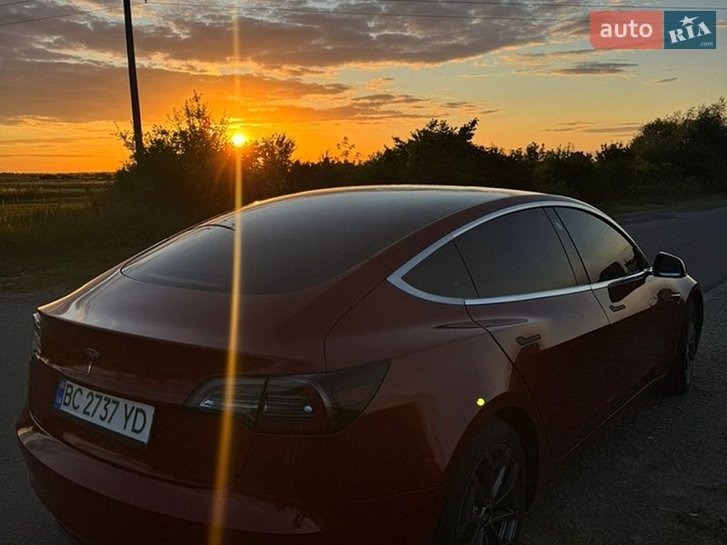 Седан Tesla Model 3 2018 в Львові