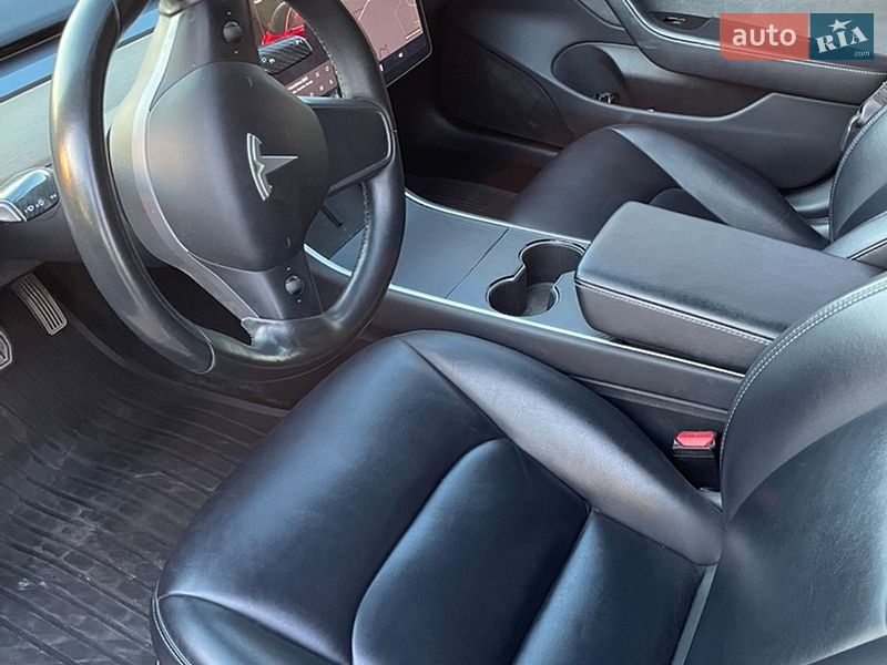 Седан Tesla Model 3 2018 в Львові