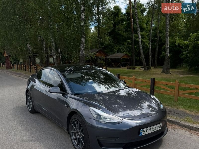 Седан Tesla Model 3 2022 в Чернигове