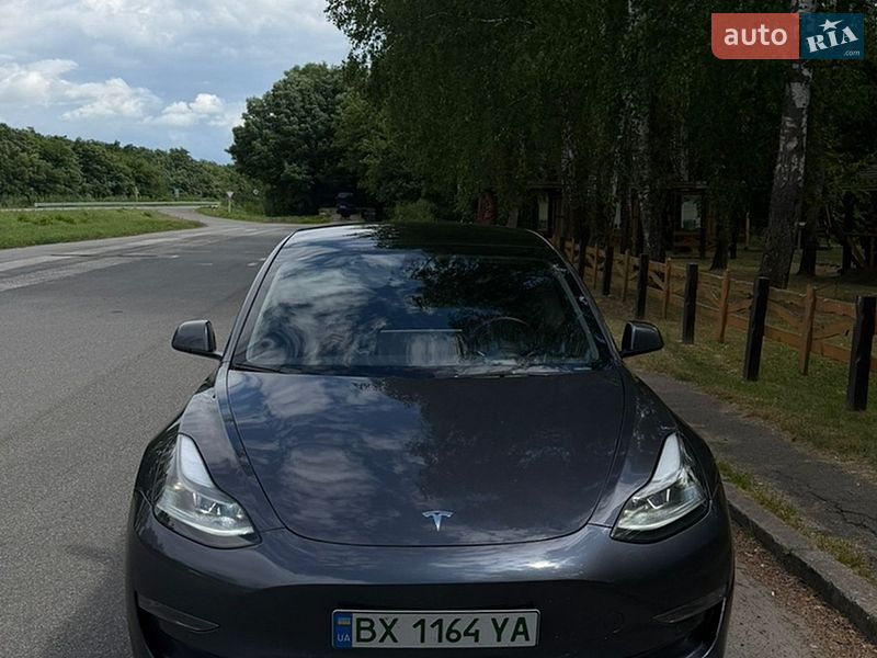 Седан Tesla Model 3 2022 в Чернигове
