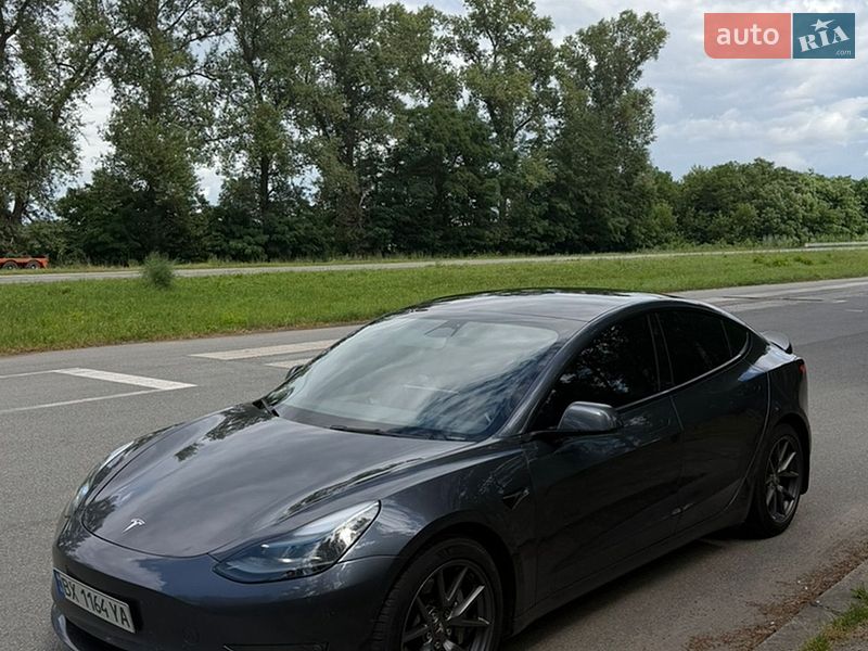 Седан Tesla Model 3 2022 в Чернигове