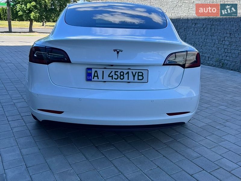 Седан Tesla Model 3 2021 в Киверцах