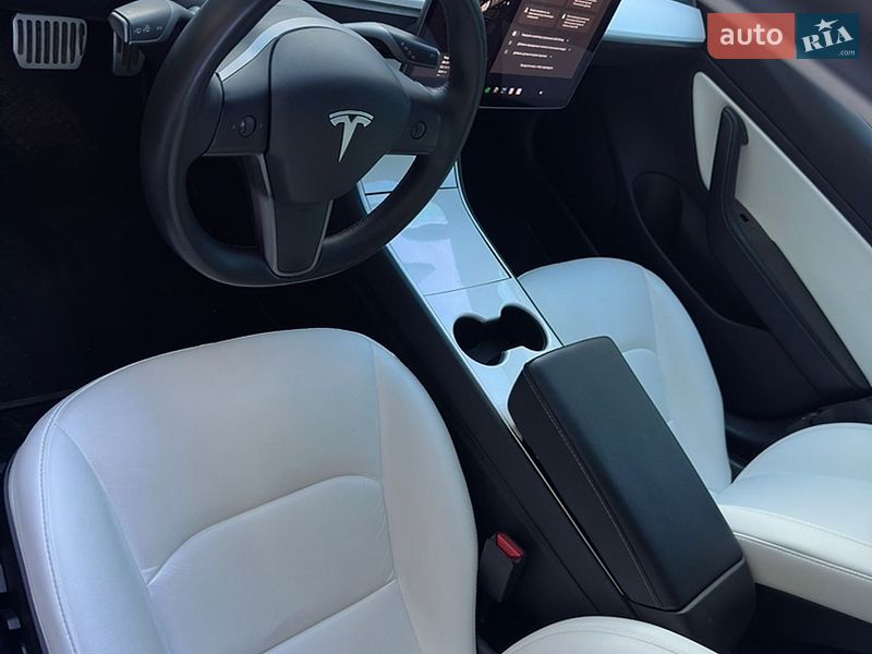 Седан Tesla Model 3 2019 в Львове