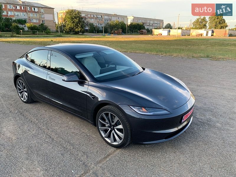 Tesla Model 3, фото з оголошення
