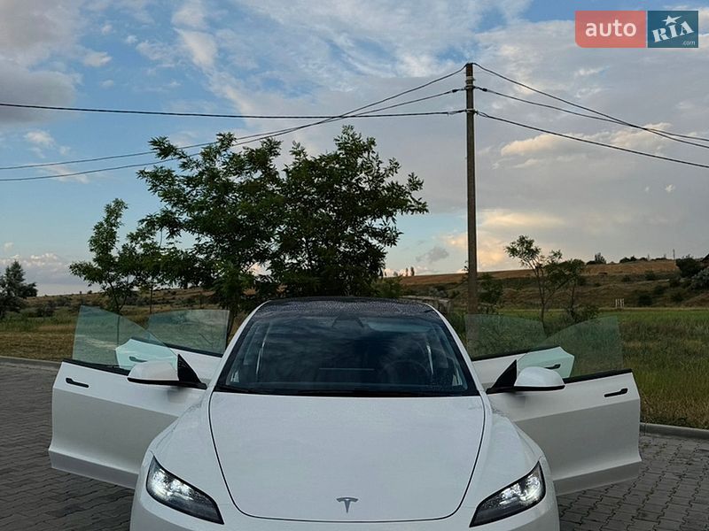Седан Tesla Model 3 2024 в Южном