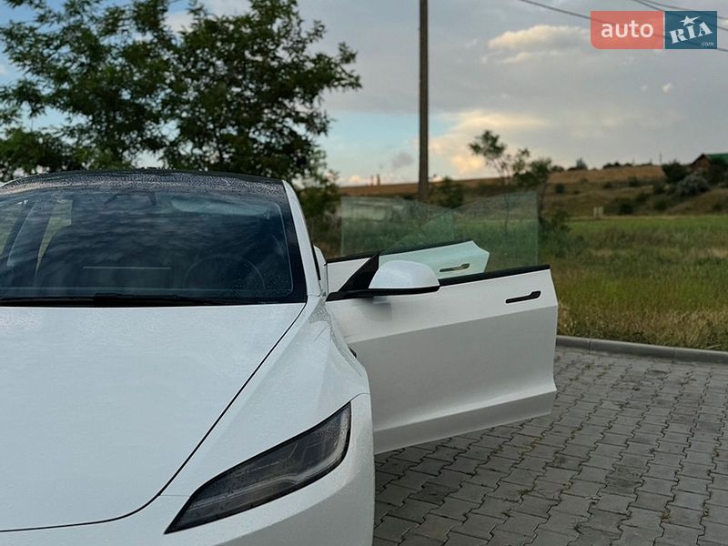 Седан Tesla Model 3 2024 в Южном