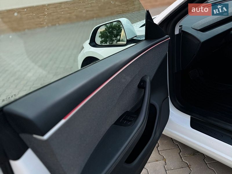 Седан Tesla Model 3 2024 в Южном
