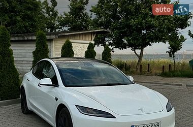 Седан Tesla Model 3 2024 в Южном