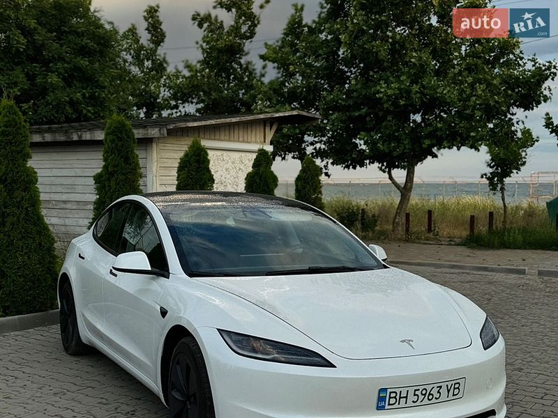 Седан Tesla Model 3 2024 в Южном