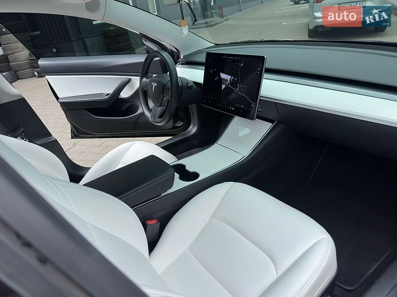 Седан Tesla Model 3 2019 в Львове
