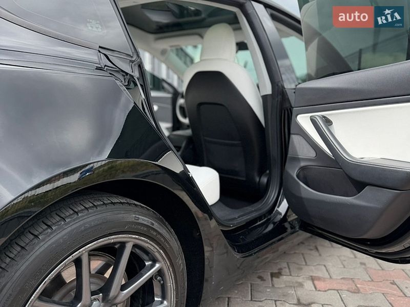 Седан Tesla Model 3 2019 в Львове