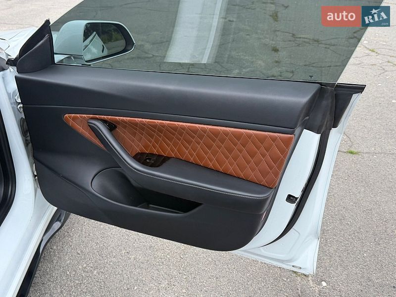 Седан Tesla Model 3 2019 в Києві