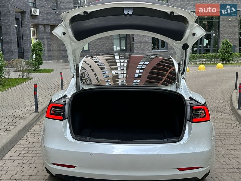 Седан Tesla Model 3 2022 в Броварах
